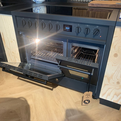 Steel Fornuis Enfasi Pulse 100 All Black | 2 ovens close-up |EQ10FF-5FI-NF | Fornuizen-Steel Cucine-5 inductiezones en flexzones | Jones & Jansen